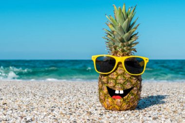 Sahilde güneş gözlüğü komik ananas.