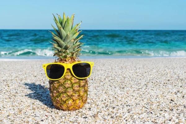 Hipster-Ananas mit Sonnenbrille am Strand. — Stockfoto