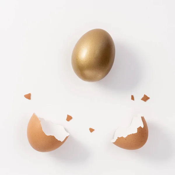 깨진된 껍질 계란 부활절 황금 알이 갔다. — 스톡 사진