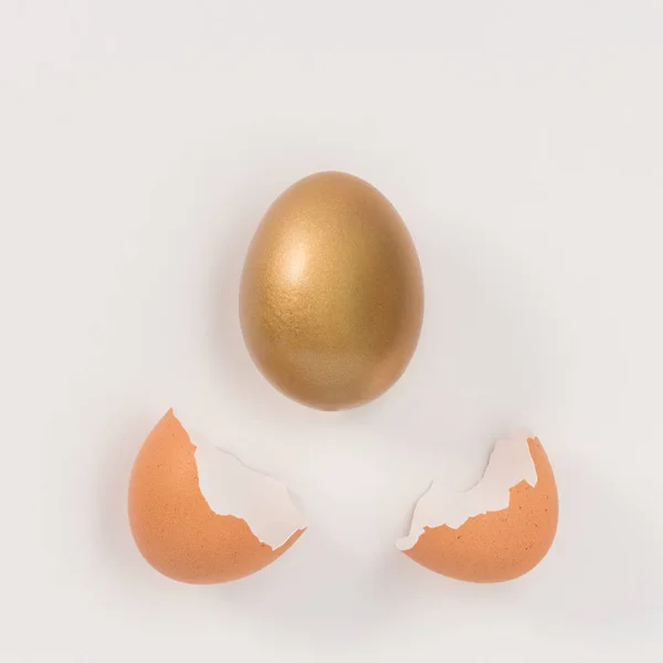 Velikonoční zlaté vejce vyšel vejce s nefunkční shell. — Stock fotografie