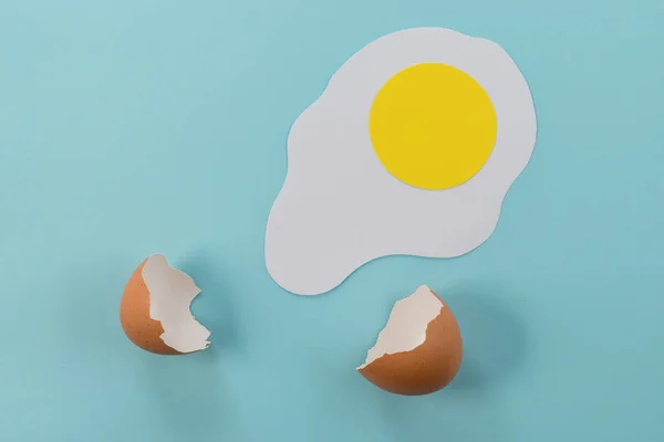깨진된 계란 포탄을 가진 종이 계란. — 스톡 사진