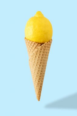 Parlak zemin üzerine limonlu Dondurma külahı. En az stili.  