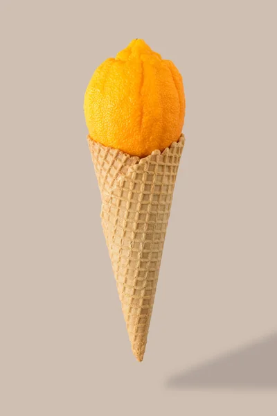 Kužel zmrzliny s bergamotem na světlé pozadí. Minimální styl — Stock fotografie