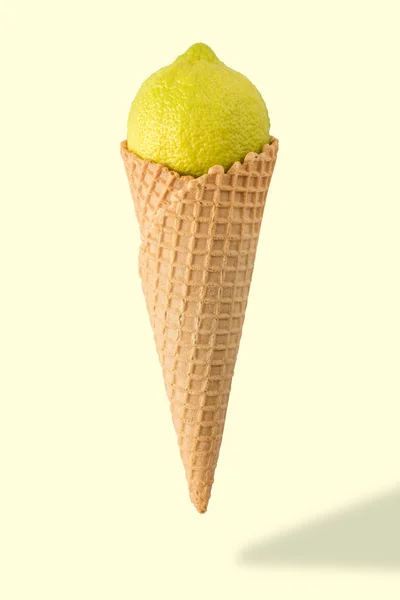 Конус мороженого с лаймом на ярком фоне. Минимальный стиль . — стоковое фото