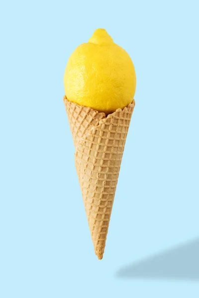 Kužel zmrzliny s citronem na světlé pozadí. Minimální styl. — Stock fotografie