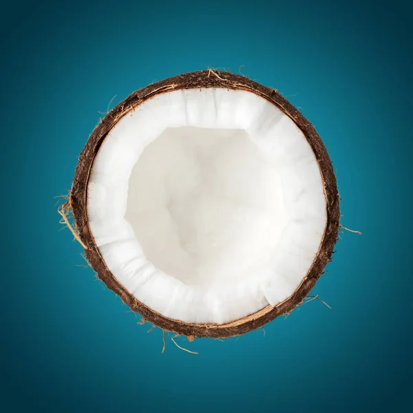 Noix de coco près sur fond bleu. Concept d'été minimal . — Photo