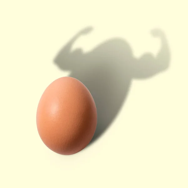 Яйце кидає тінь у вигляді культуриста . — стокове фото