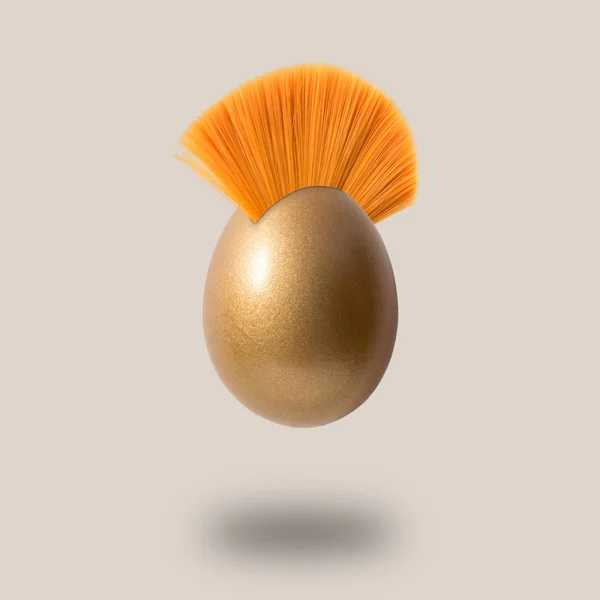 Zlaté velikonoční vajíčko s mohawk vlasy. Minimální koncept. — Stock fotografie