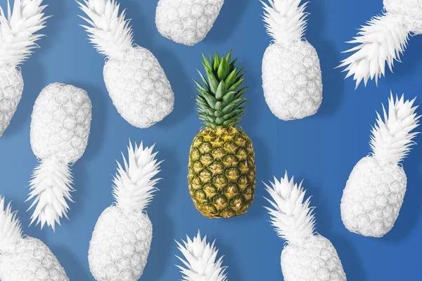 Wit gekleurde ananas op een levendige blauwe achtergrond. — Stockfoto