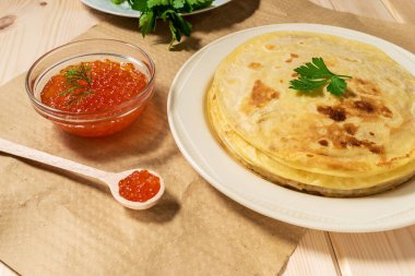 Krep plaka üzerinde kırmızı havyar ile. Rus yemekleri. Maslenitsa.