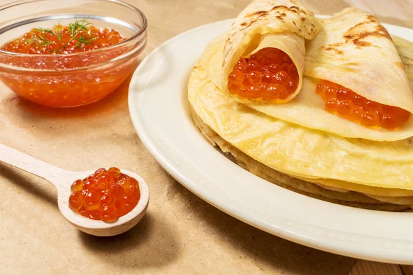 Frittelle con caviale rosso sul piatto. Cucina russa. Maslenitsa . — Foto Stock