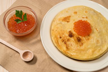 bir plaka üzerinde kırmızı havyar ile Pancakes