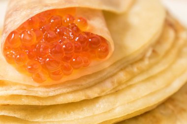 bir plaka üzerinde kırmızı havyar ile Pancakes
