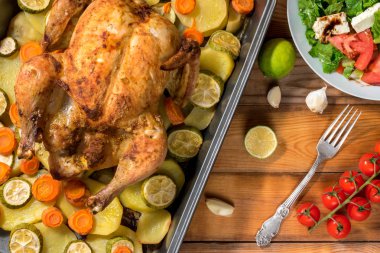 Bütün kızarmış tavuk ve sebze ahşap tablo. 