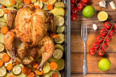 Bütün kızarmış tavuk ve sebze ahşap tablo. 