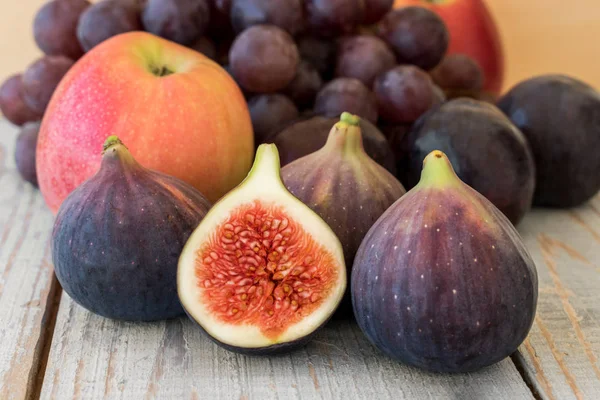 Cosecha de otoño con uvas, ciruelas, higos, manzanas . —  Fotos de Stock