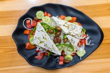 Taze sebzeli Yunan salatası, peynir ve siyah zeytin. 