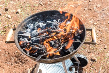 Barbekü ızgarası. Doğada, dışarıda, yakın.