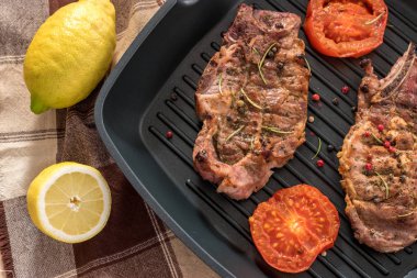 Izgara biftek ızgara Pan domates ve limon ile
