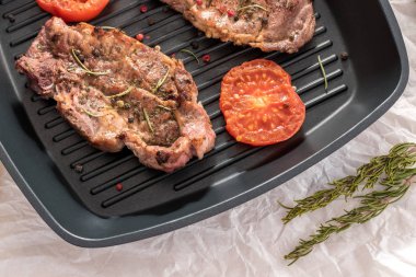 Izgara biftek ızgara Pan domates ve limon ile 