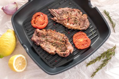 Izgara biftek ızgara Pan domates ve limon ile 