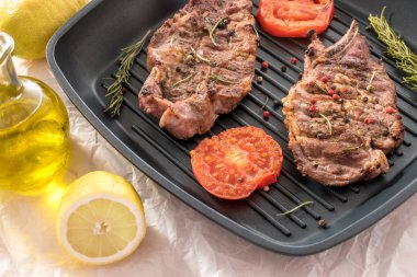 Izgara biftek ızgara Pan domates ve limon ile 