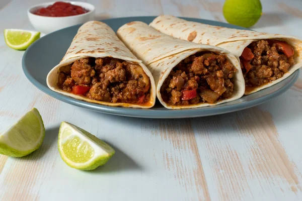 Smaczne domowe burrito z warzywami i wołowiny na talerzu. — Zdjęcie stockowe