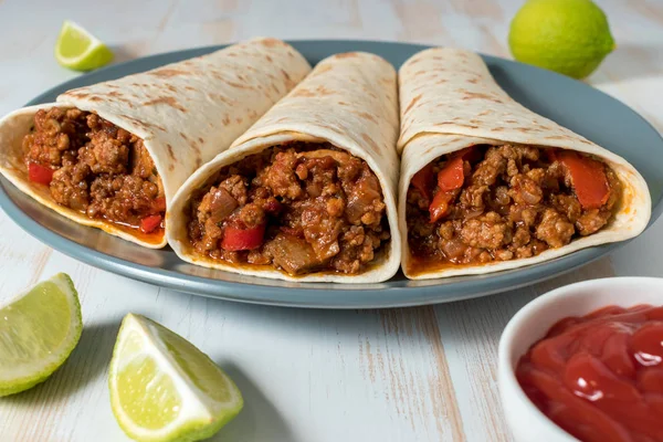 Leckeres hausgemachtes Burrito mit Gemüse und Rindfleisch auf Teller. — Stockfoto