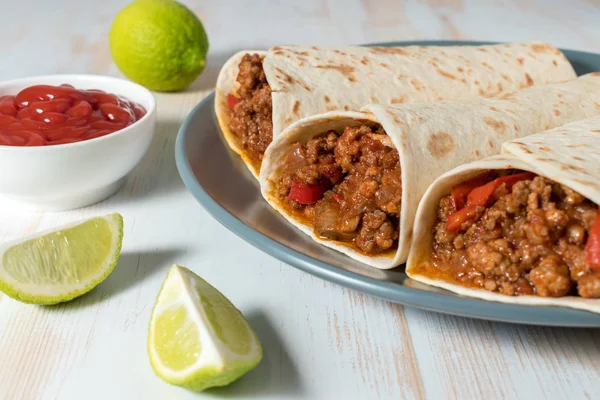 Leckeres hausgemachtes Burrito mit Gemüse und Rindfleisch auf Teller. — Stockfoto