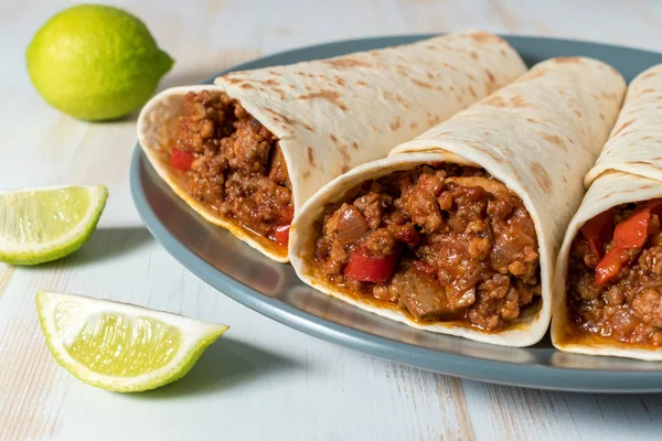 Zöldséges marhahús lemez ízletes házi készítésű burrito. — Stock Fotó