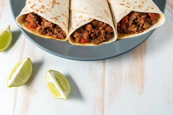 Leckeres hausgemachtes Burrito mit Gemüse und Rindfleisch auf Teller. — Stockfoto