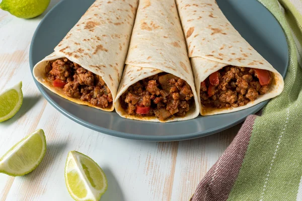 Smaczne domowe burrito z warzywami i wołowiny na talerzu. — Zdjęcie stockowe