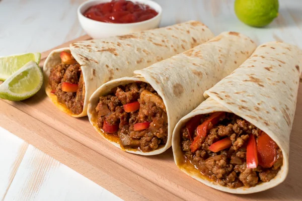 Ízletes házi készítésű burrito, zöldséget és marhahús — Stock Fotó