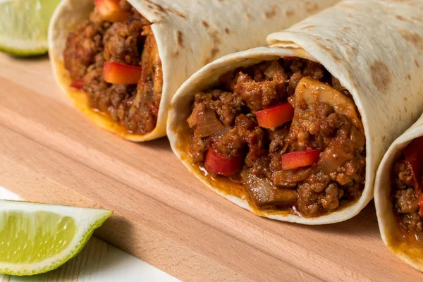 Burrito caseiro saboroso com legumes e carne bovina — Fotografia de Stock