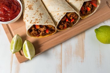 Sebze ve sığır eti lezzetli ev yapımı börek 