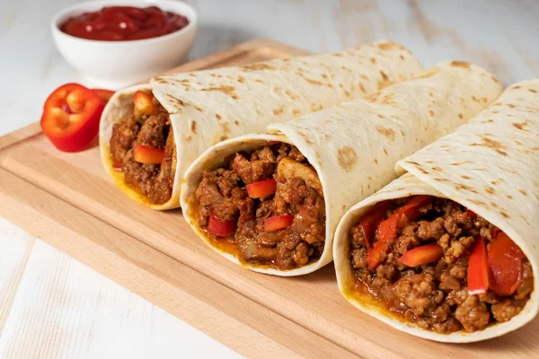 Chutné domácí burrito se zeleninou a hovězím — Stock fotografie