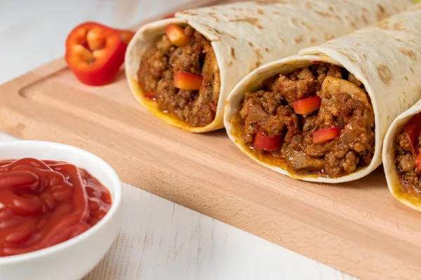 Leckeres hausgemachtes Burrito mit Gemüse und Rindfleisch — Stockfoto