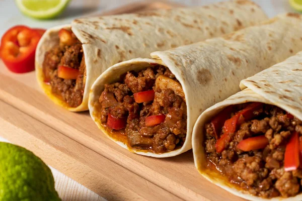 Gustoso burrito fatto in casa con verdure e manzo — Foto Stock