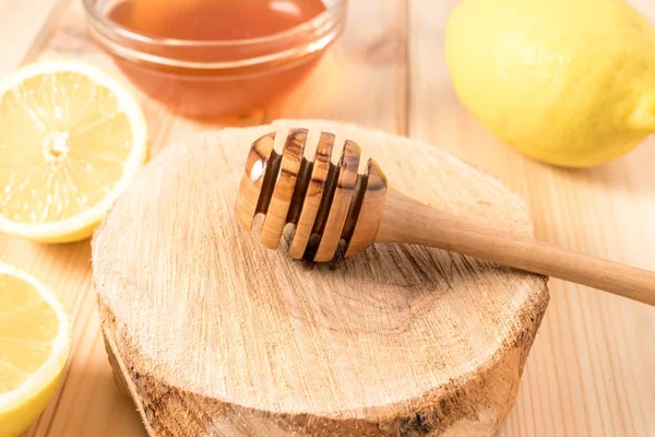 Μέλι με λεμόνι σε φόντο ξύλινη. — Φωτογραφία Αρχείου