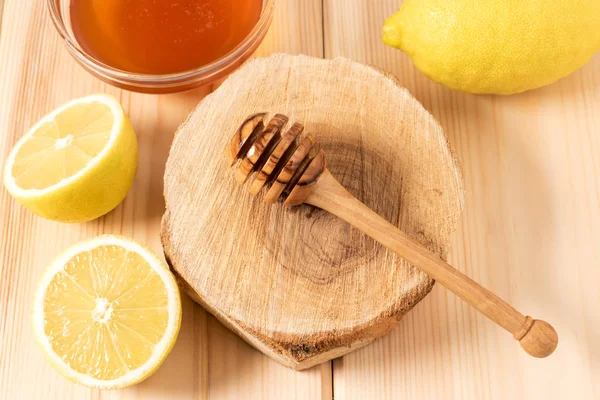 Μέλι με λεμόνι σε φόντο ξύλινη. — Φωτογραφία Αρχείου