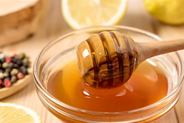 Μέλι με λεμόνι και μπαχαρικά σε φόντο ξύλινη. — Φωτογραφία Αρχείου