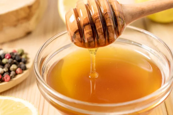 Μέλι με λεμόνι και μπαχαρικά σε φόντο ξύλινη. — Φωτογραφία Αρχείου