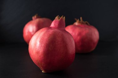 Siyah Mermer zemin üzerine sulu, taze nar