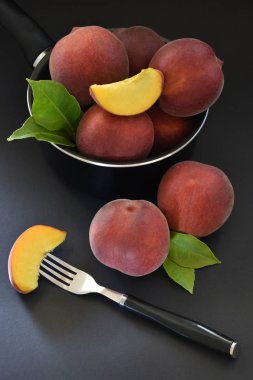 bir tencerede şeftali yalan