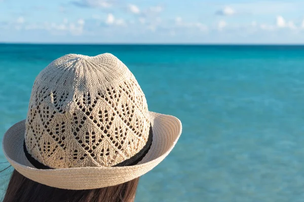 Vrouw in stro hoed op het strand — Stockfoto