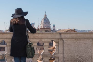 Kadın turist şehir yüksek bir noktada Roma'dan arıyor.