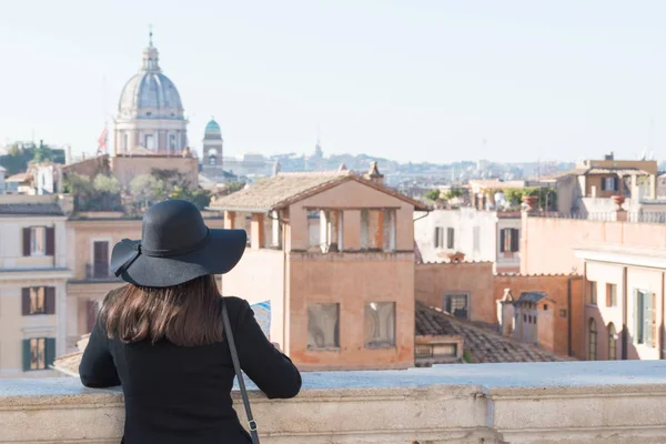 Kadın turist şehir yüksek bir noktada Roma'dan arıyor.