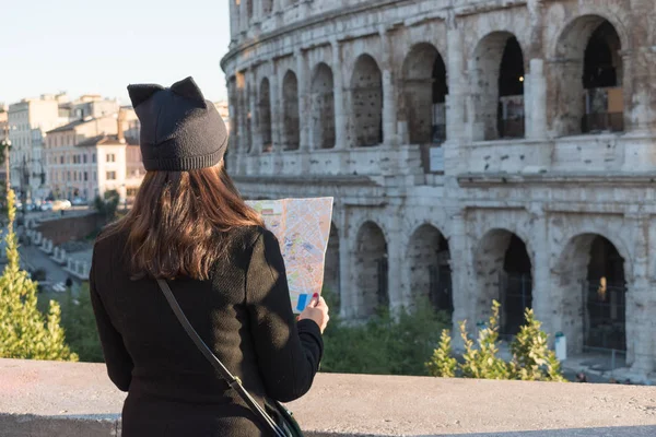 Kadın turist şehir sokakta haritaya arıyor.