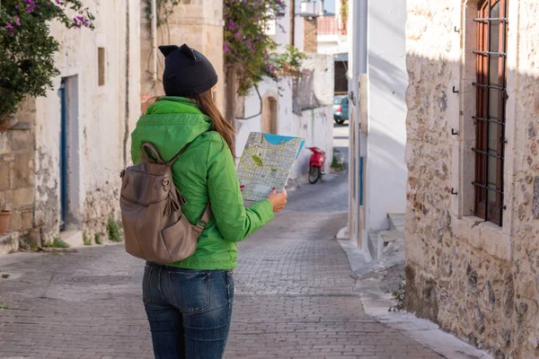  Kadın turist şehir sokakta haritaya arıyor