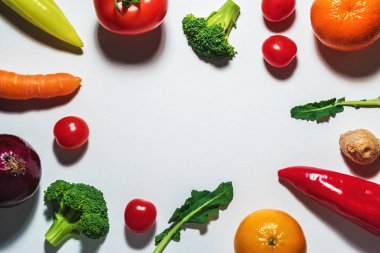 Çeşitli sebze ve meyveler beyaz arka plan üzerinde. Düz yatıyordu. 